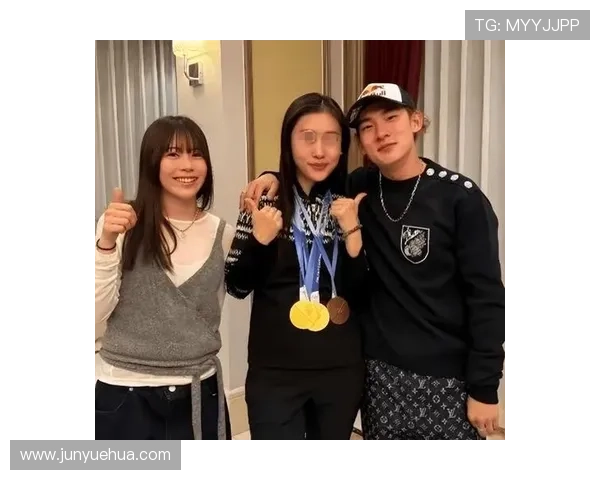 苏翊鸣机场手拎名牌包，旁边队友背的背包看懵了…